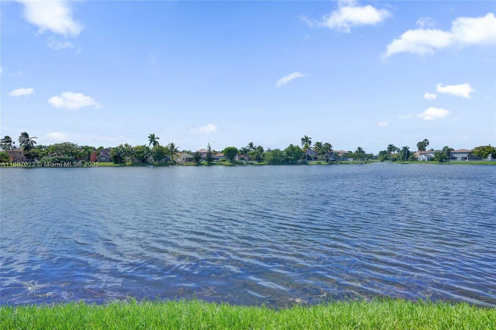 Small Image of Pembroke Pines Number 41