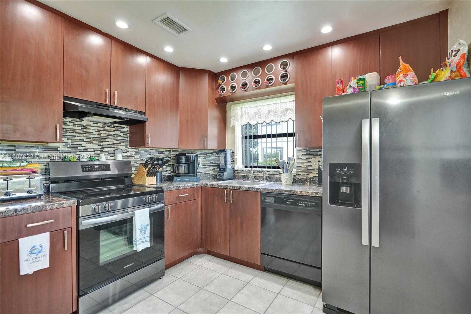 Small Image of Pembroke Pines Number 8