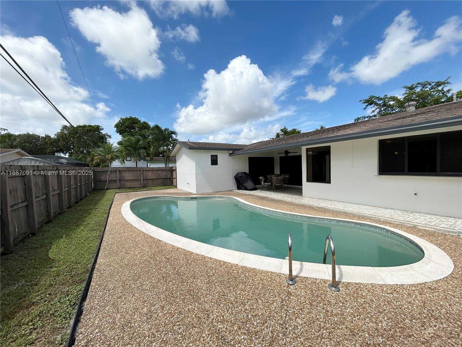Small Image of 8544 LONG ACRE DR, Miramar Number 17