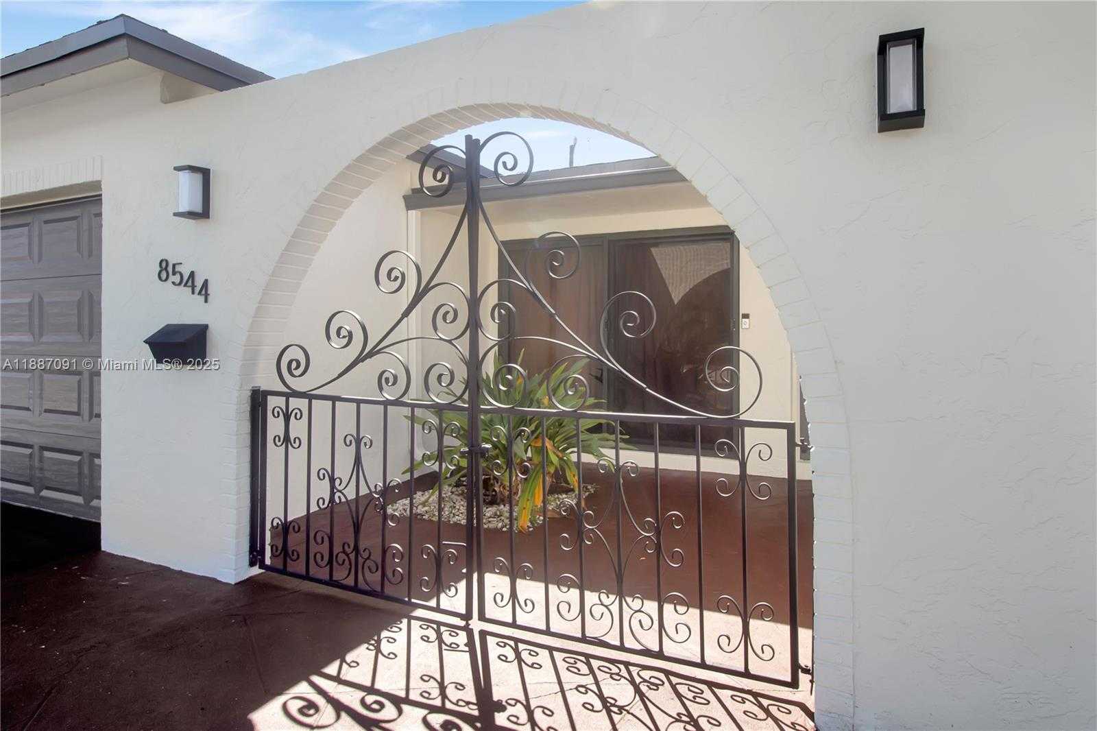 Small Image of 8544 LONG ACRE DR, Miramar Number 2