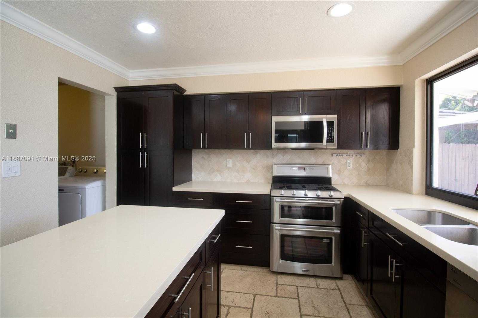 Small Image of 8544 LONG ACRE DR, Miramar Number 7