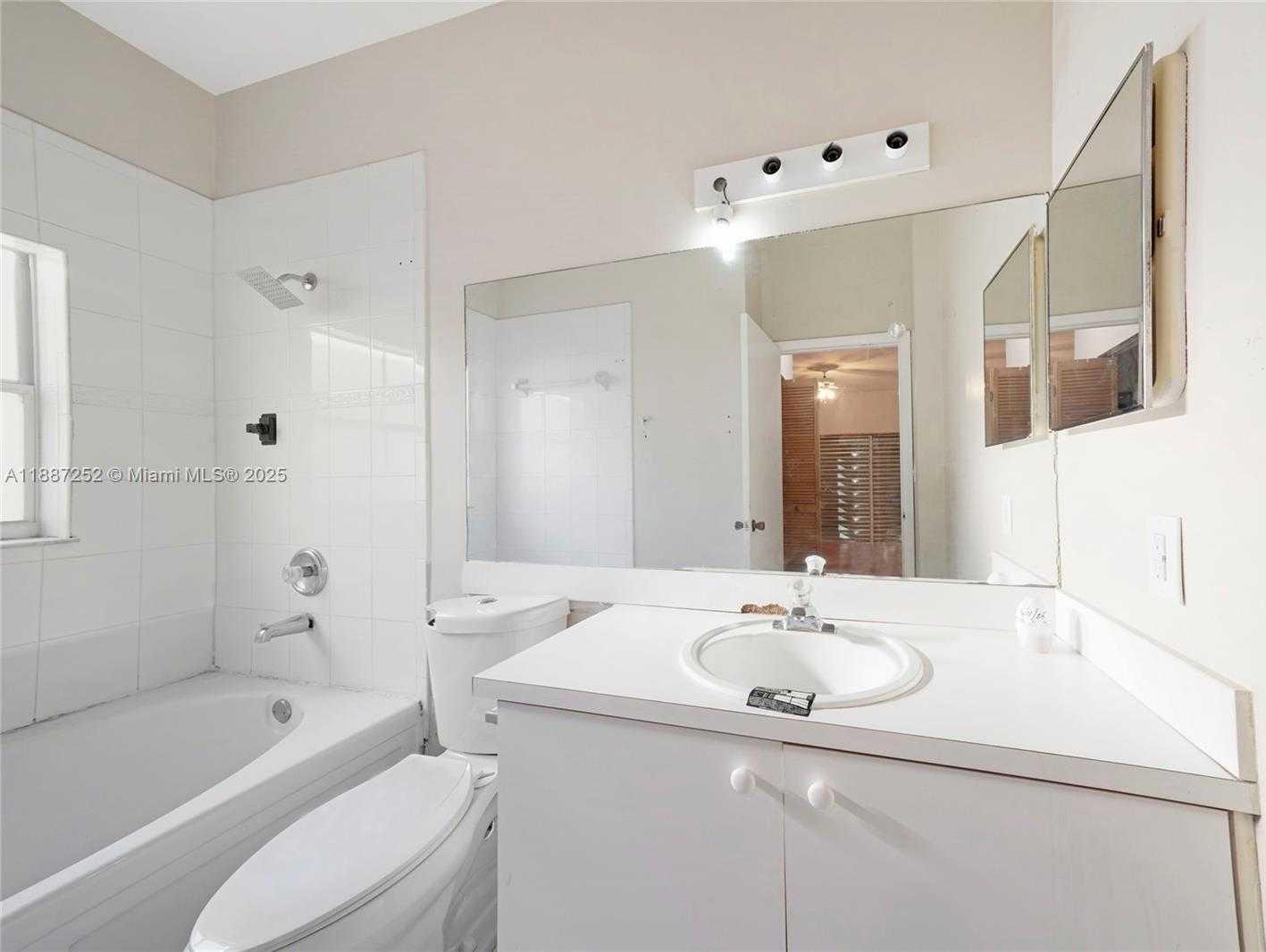 Small Image of 7978 NORTH WEST 200TH ST, Hialeah Number 14