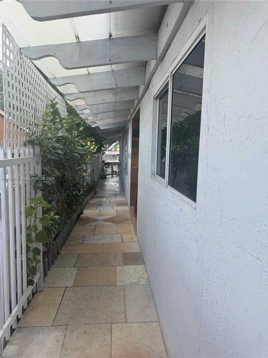 Small Image of 7643 NORTH WEST SOUTH RIVER DR, Medley Number 3