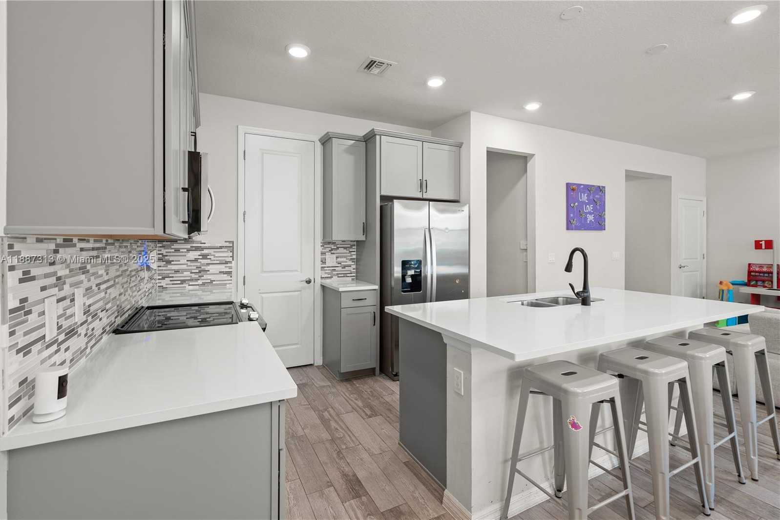 Small Image of 4955 EUCALYPTUS DR, Hollywood Number 2