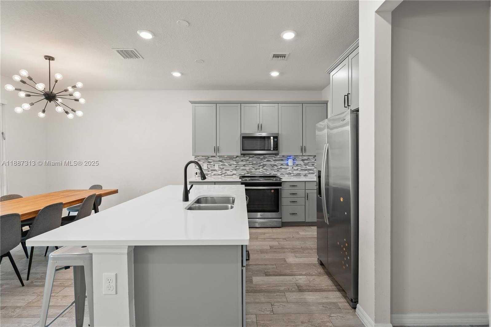 Small Image of 4955 EUCALYPTUS DR, Hollywood Number 3