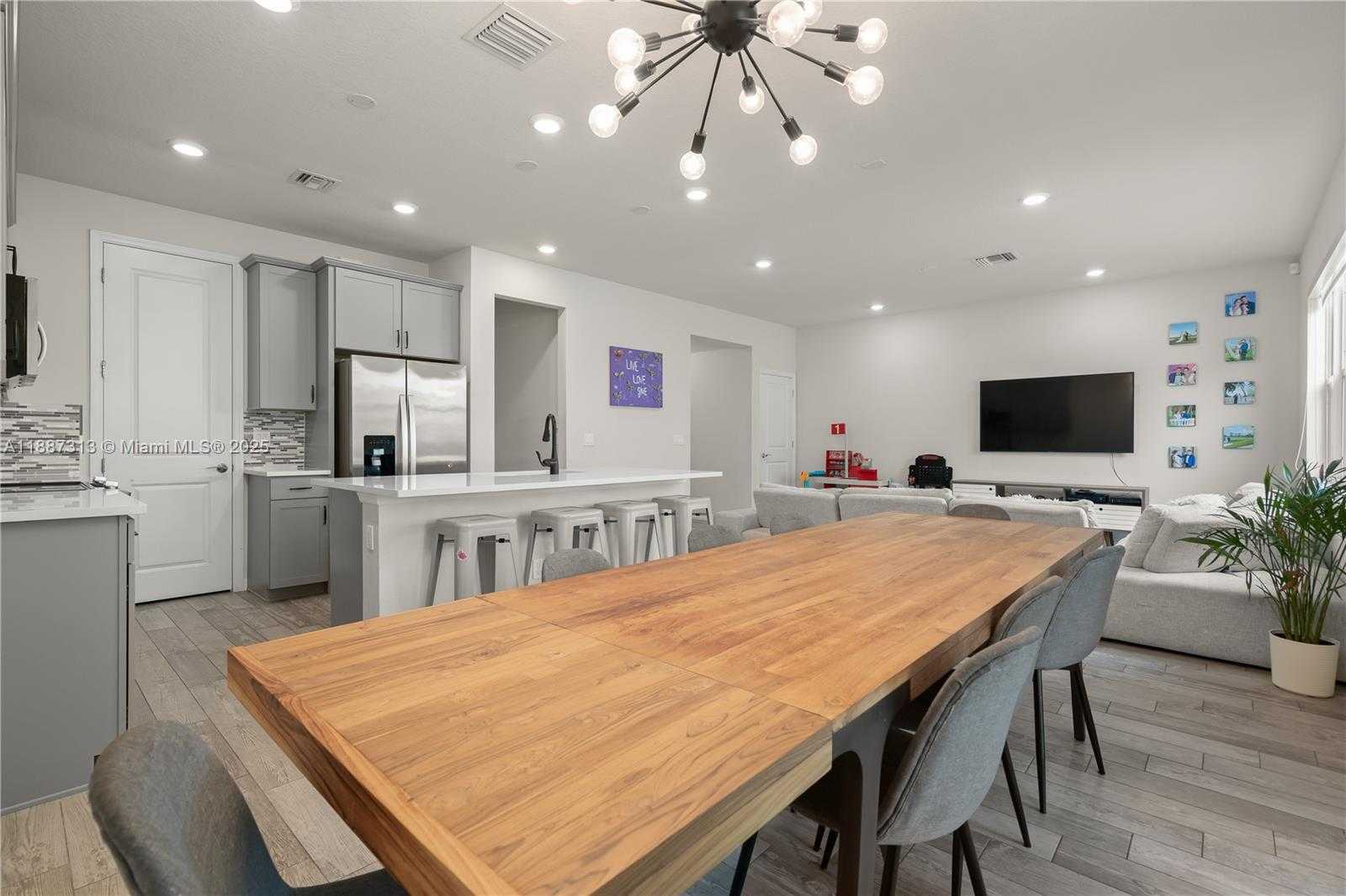Small Image of 4955 EUCALYPTUS DR, Hollywood Number 4