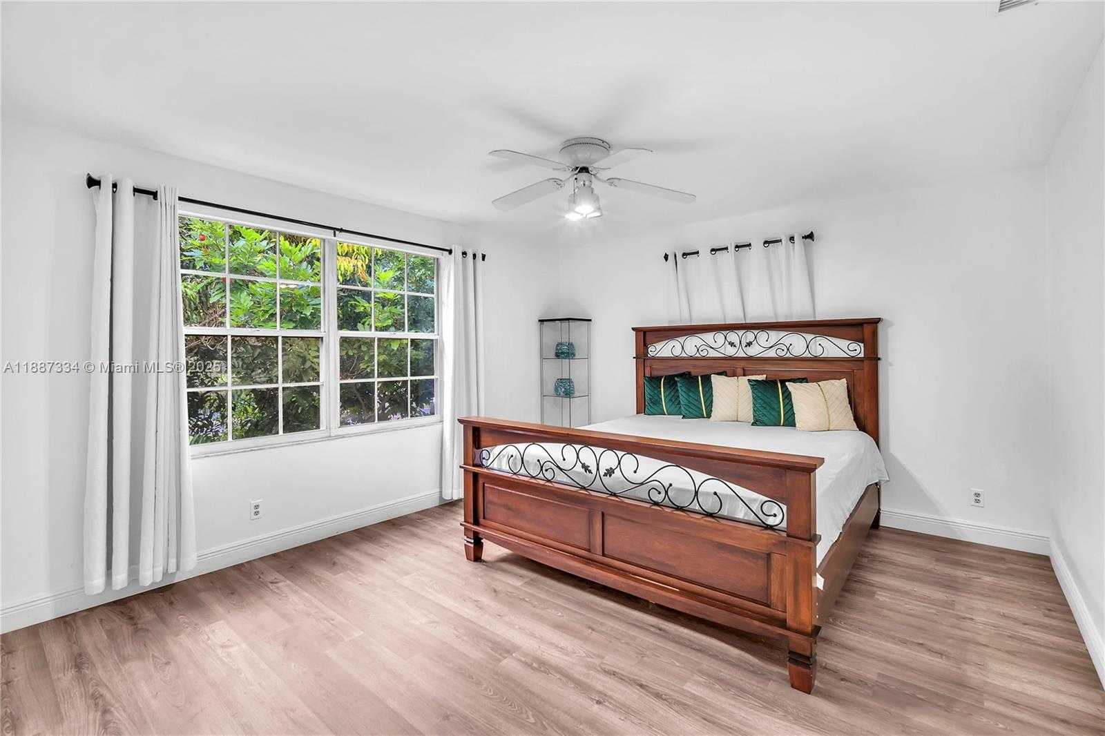 Small Image of 10741 NORTH SARATOGA DR, Cooper City Number 4