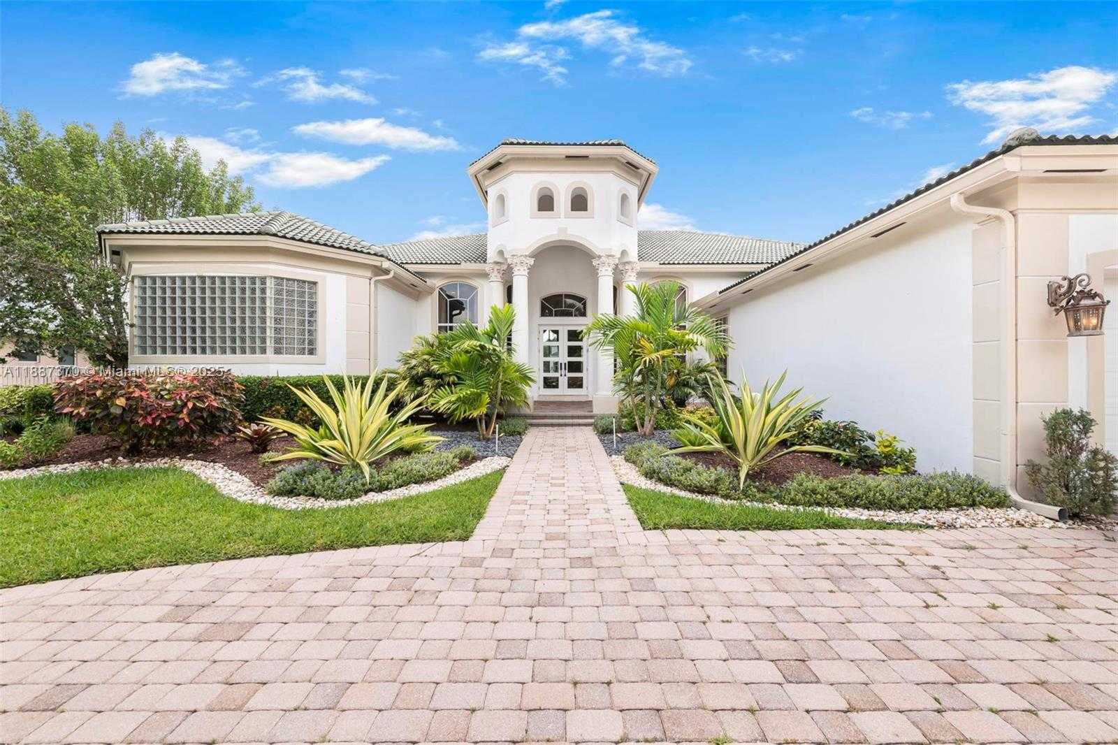 Small Image of 3250 WEST STONEBROOK CIR, Davie Number 4