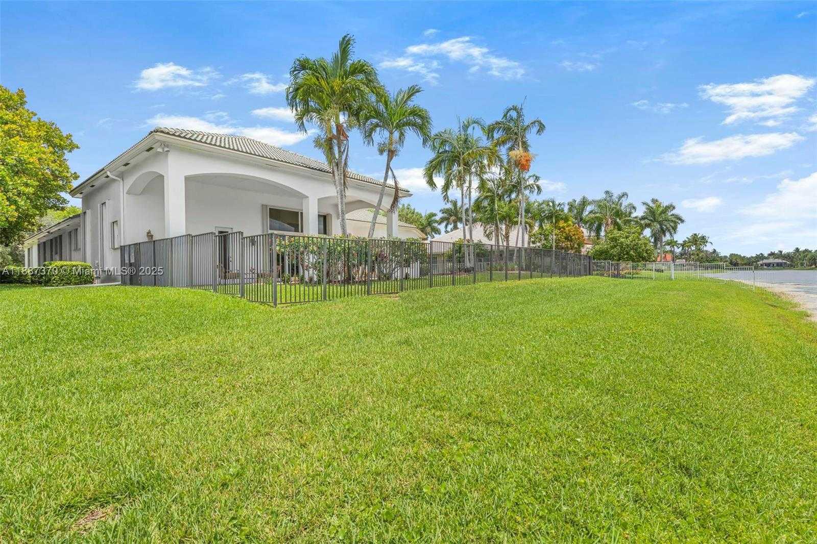 Small Image of 3250 WEST STONEBROOK CIR, Davie Number 59