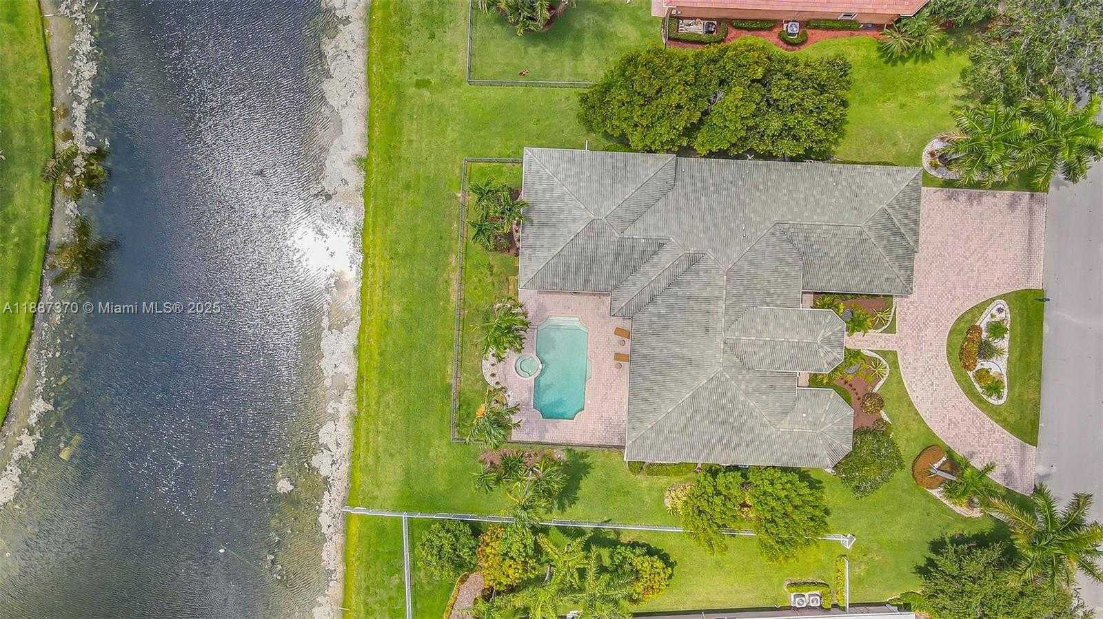 Small Image of 3250 WEST STONEBROOK CIR, Davie Number 64