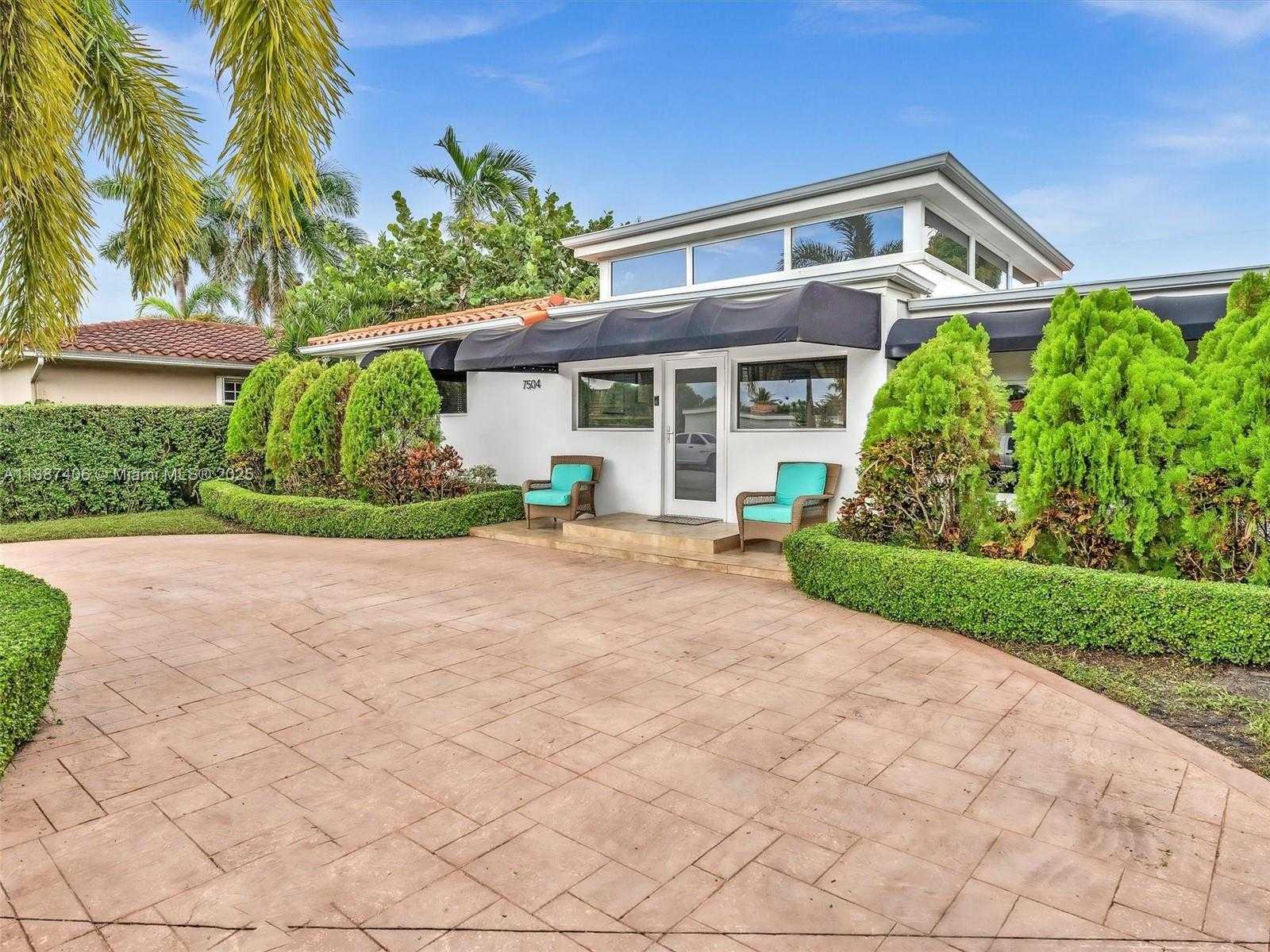 Small Image of 7504 HISPANOLA AVE, North Bay Village Number 5