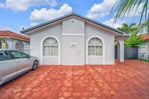 Small Image of 3251 WEST 70TH ST, Hialeah Number 2