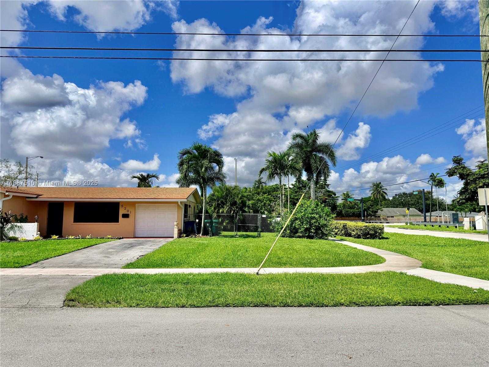 Small Image of 5201 SOUTH WEST 95TH AVE, Cooper City Number 2
