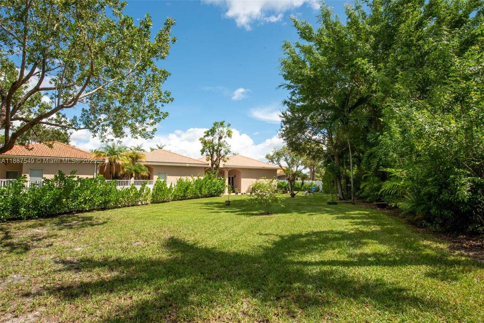 Small Image of 13070 NORTH WEST 5TH ST, Pembroke Pines Number 20