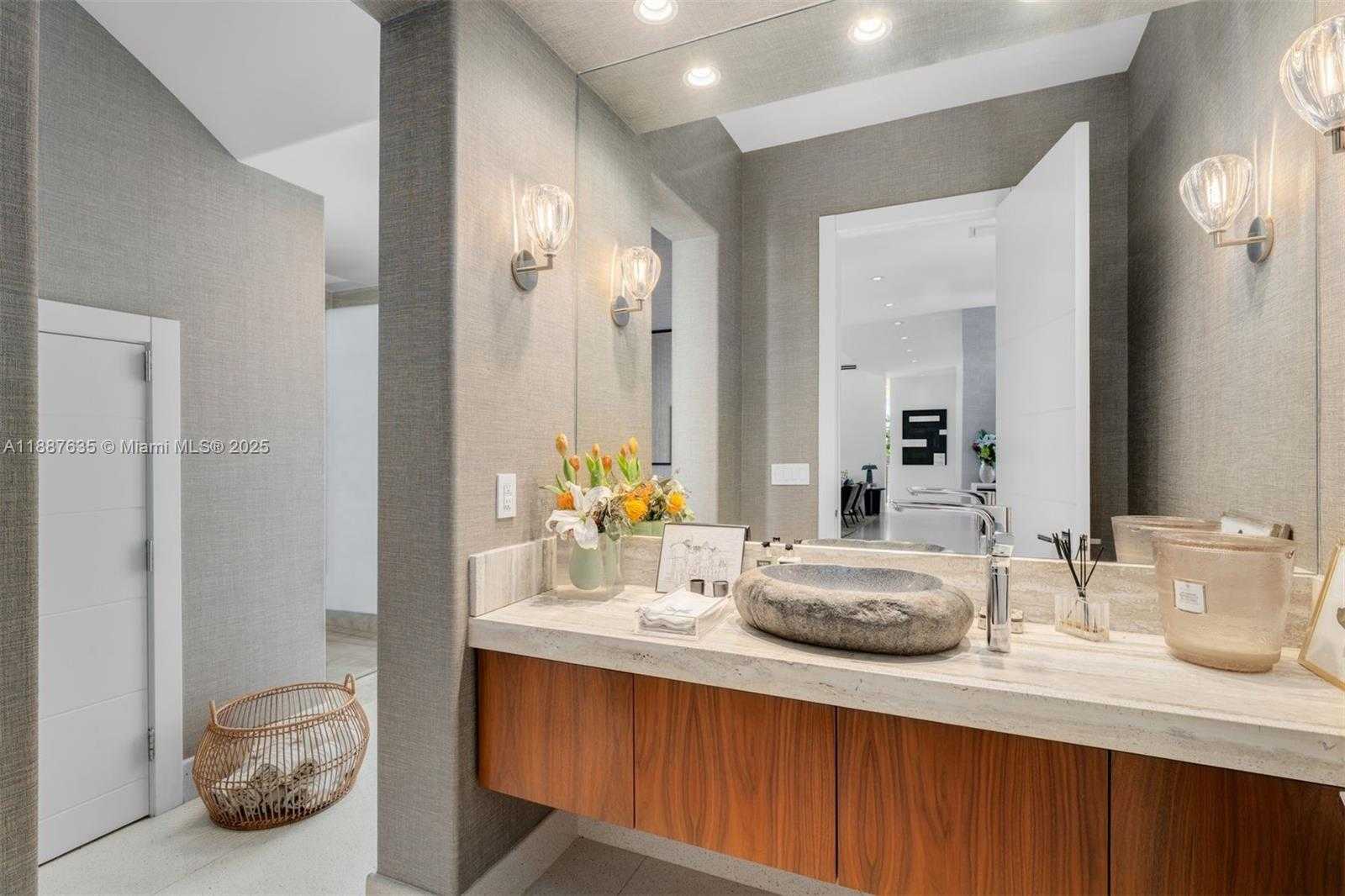Small Image of 330 CARIBBEAN RD, Key Biscayne Number 10