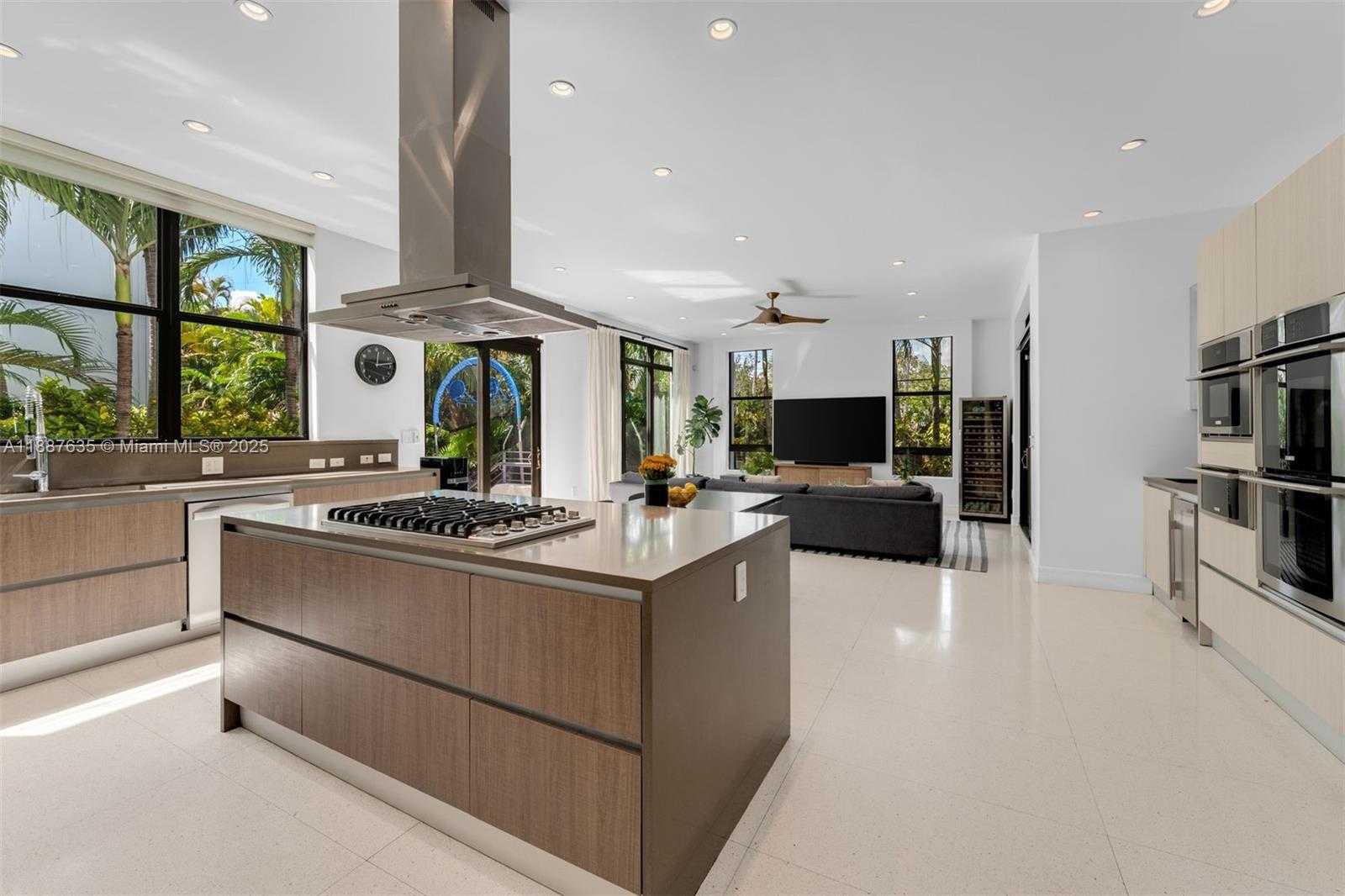 Small Image of 330 CARIBBEAN RD, Key Biscayne Number 13
