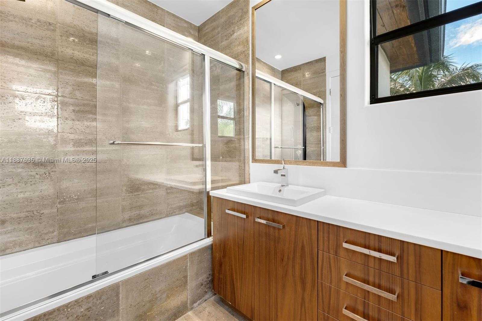 Small Image of 330 CARIBBEAN RD, Key Biscayne Number 30