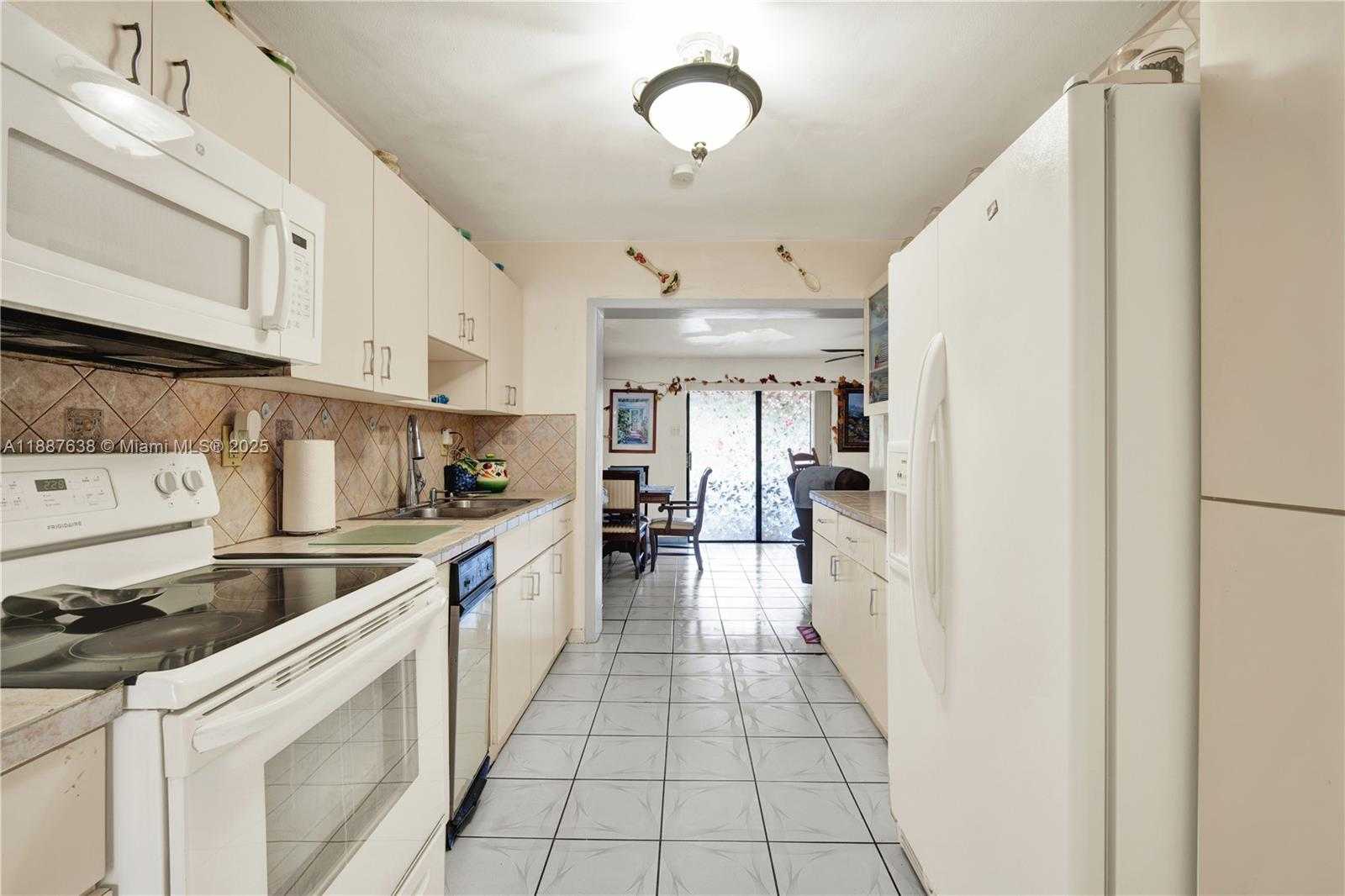 Small Image of 18690 BELVIEW DR, Cutler Bay Number 15