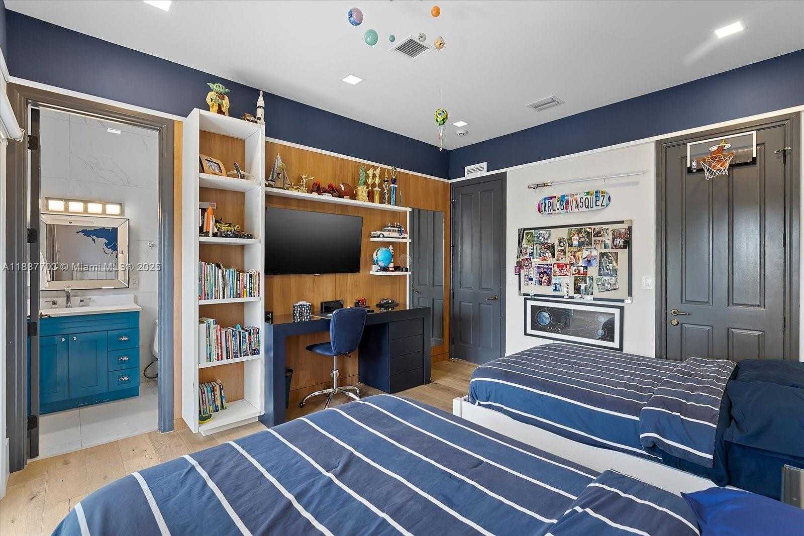 Small Image of 285 CARABELA CT, Coral Gables Number 14