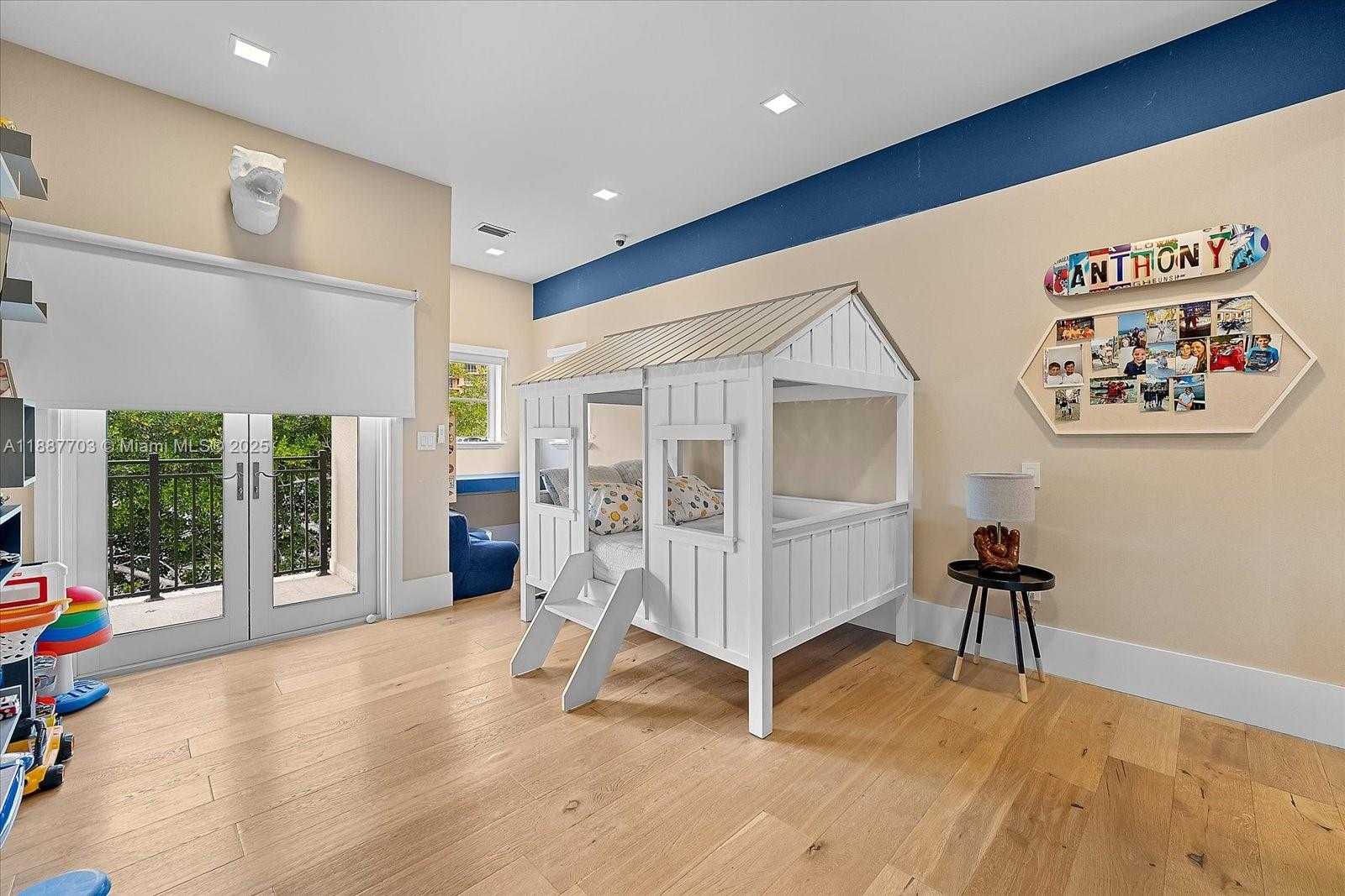 Small Image of 285 CARABELA CT, Coral Gables Number 16