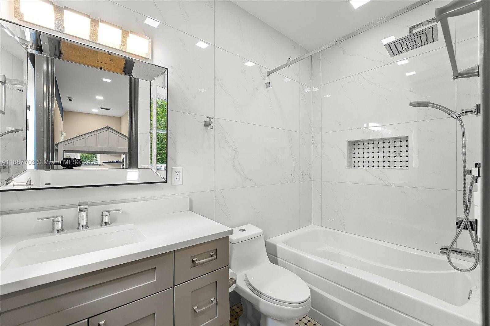 Small Image of 285 CARABELA CT, Coral Gables Number 17
