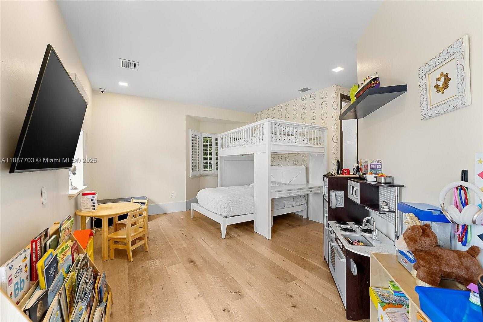 Small Image of 285 CARABELA CT, Coral Gables Number 19