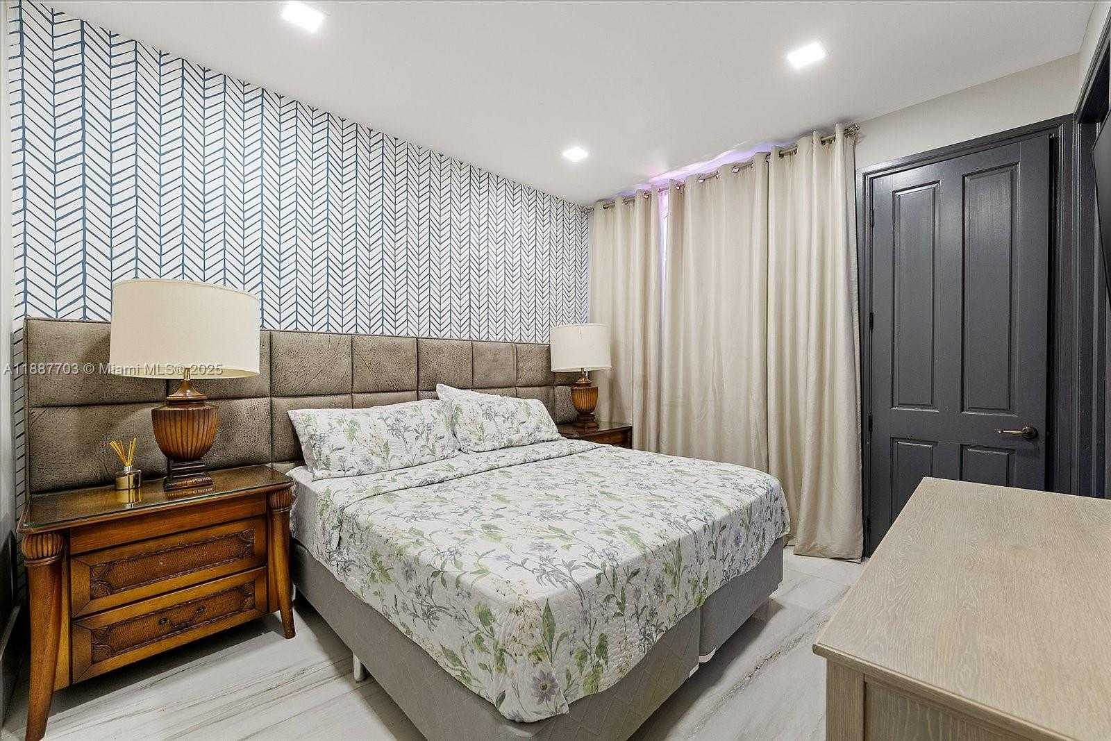 Small Image of 285 CARABELA CT, Coral Gables Number 21