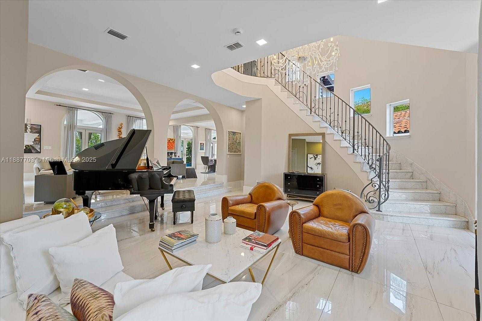 Small Image of 285 CARABELA CT, Coral Gables Number 4