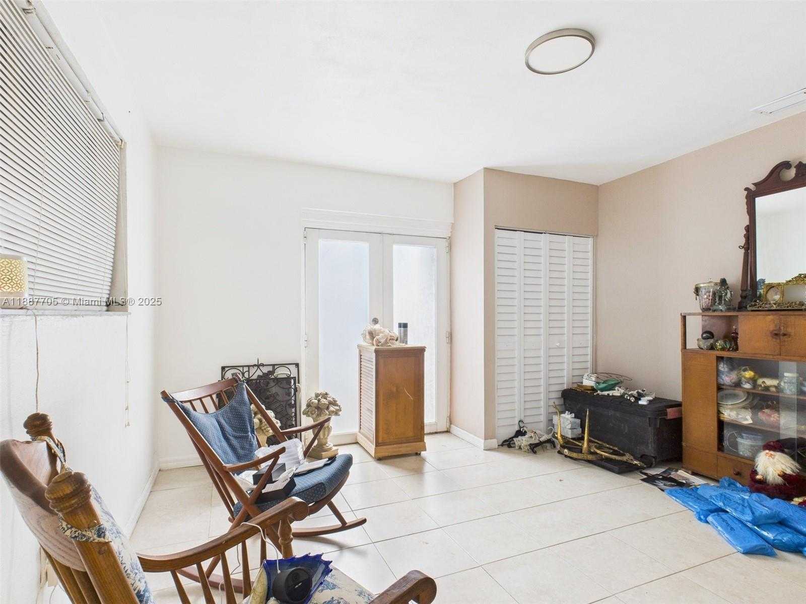 Small Image of 19341 HOLIDAY RD, Cutler Bay Number 15