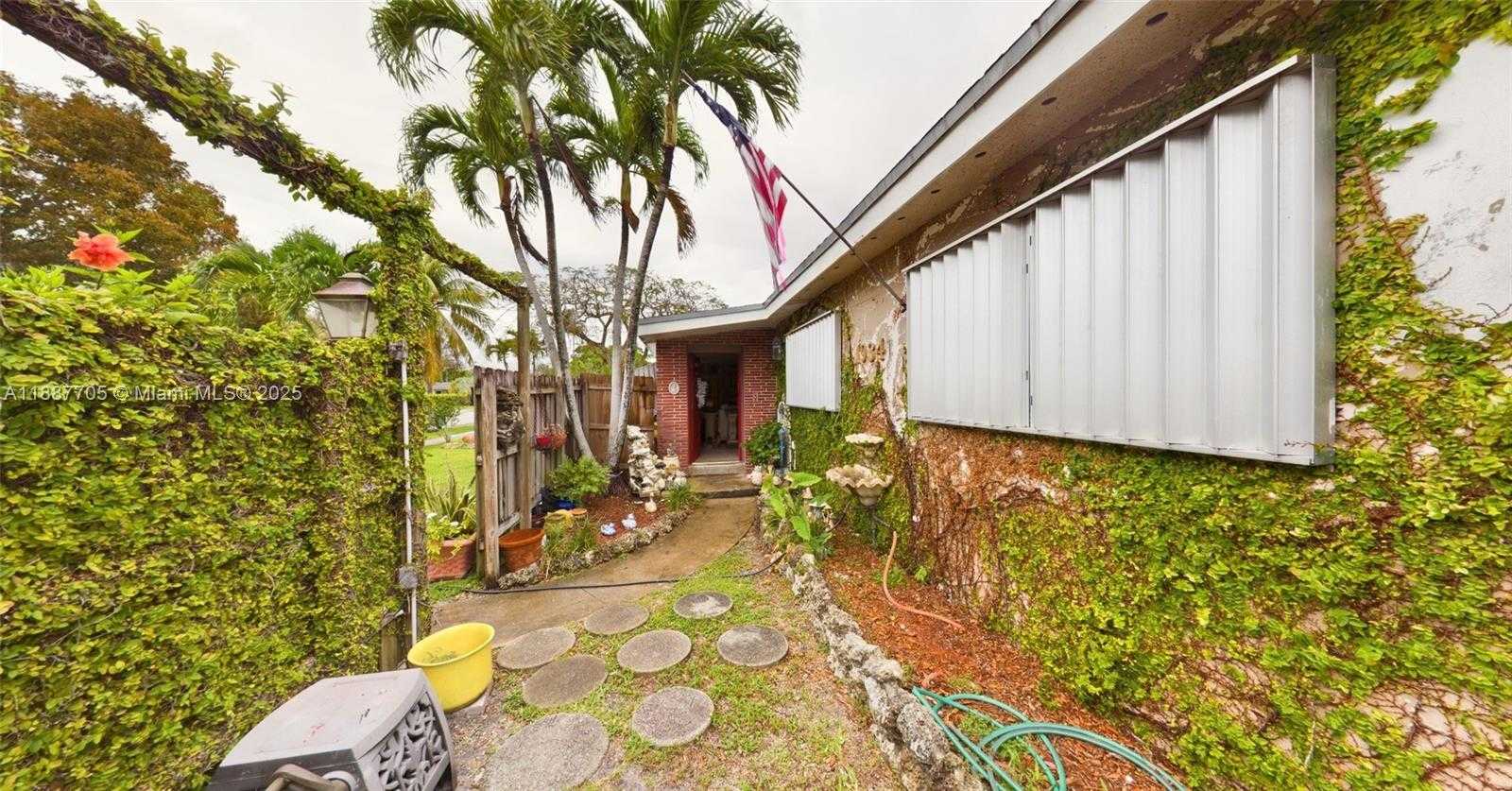 Small Image of 19341 HOLIDAY RD, Cutler Bay Number 20