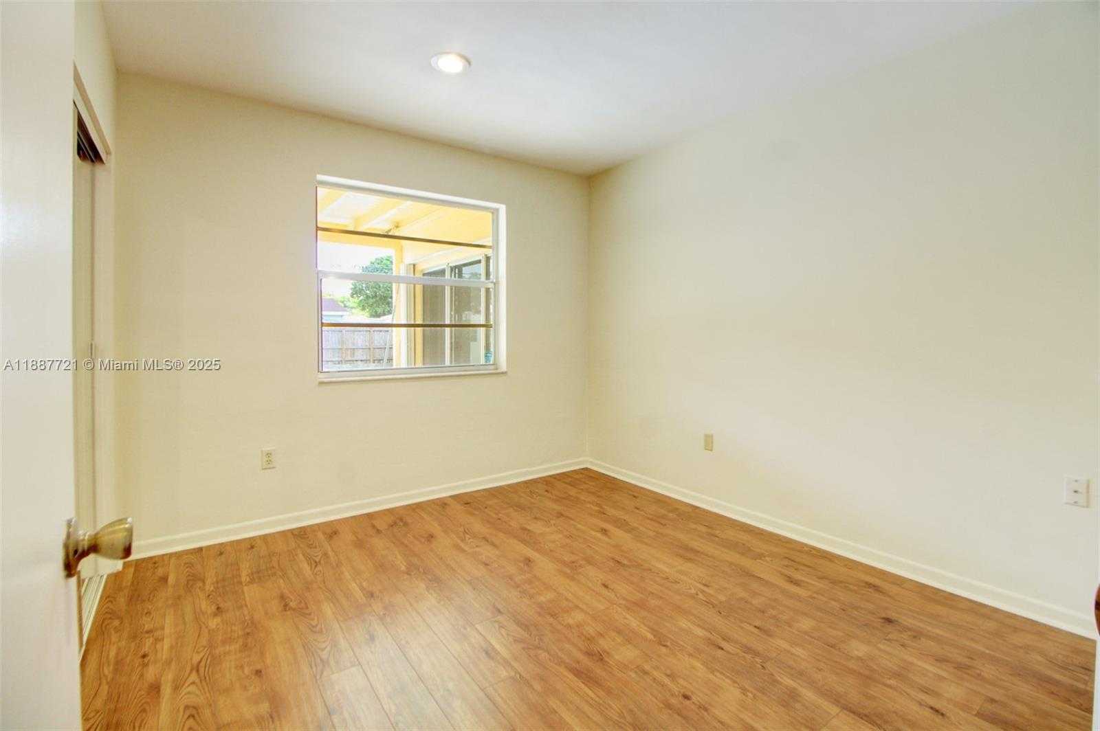 Small Image of 19550 BELVIEW DR, Cutler Bay Number 13
