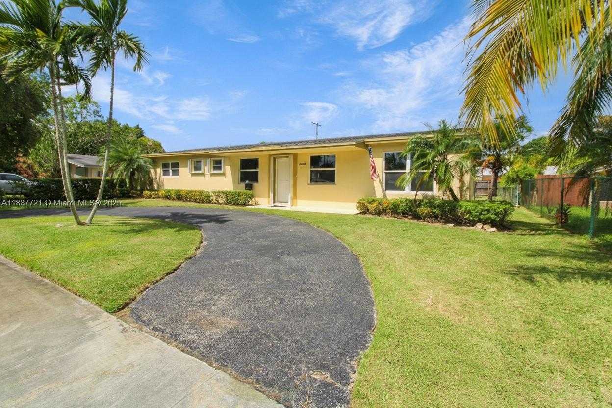 Small Image of 19550 BELVIEW DR, Cutler Bay Number 2