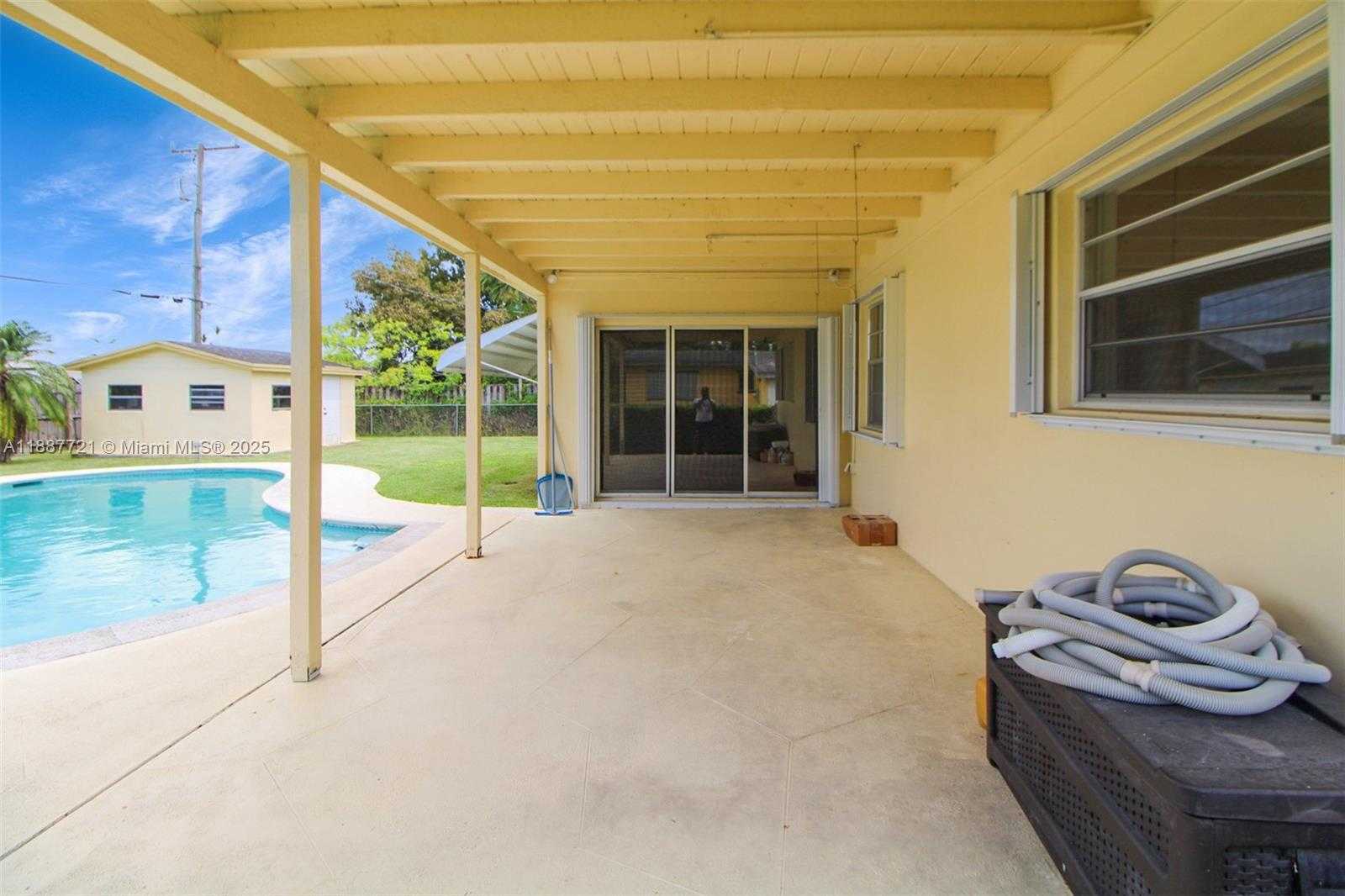 Small Image of 19550 BELVIEW DR, Cutler Bay Number 29
