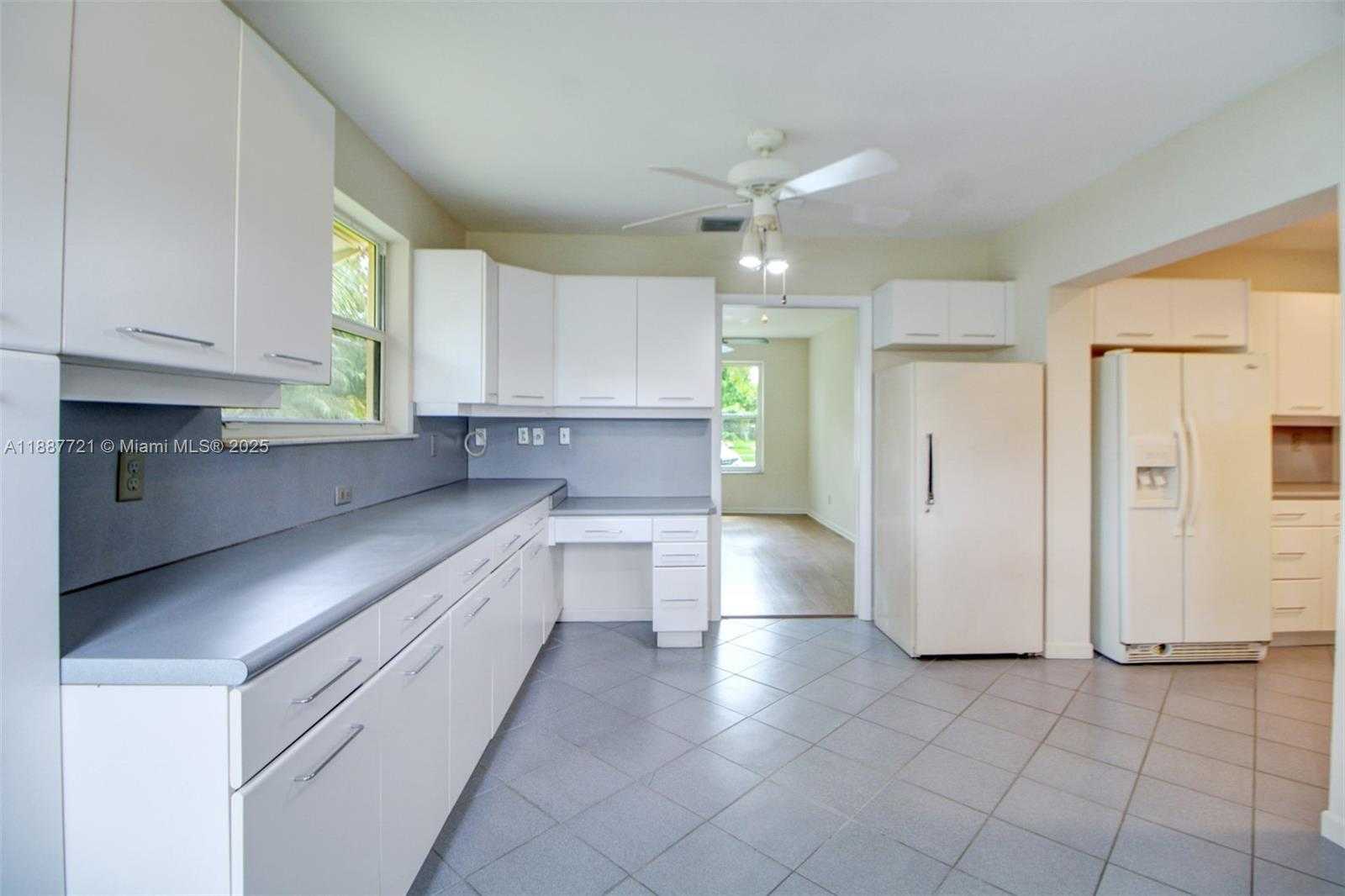 Small Image of 19550 BELVIEW DR, Cutler Bay Number 6