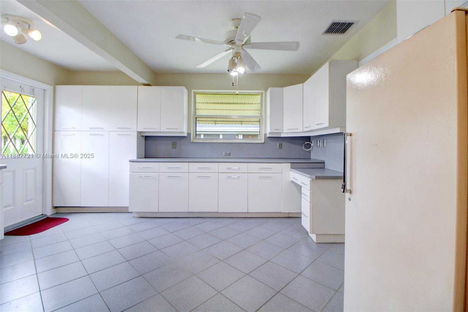 Small Image of 19550 BELVIEW DR, Cutler Bay Number 7