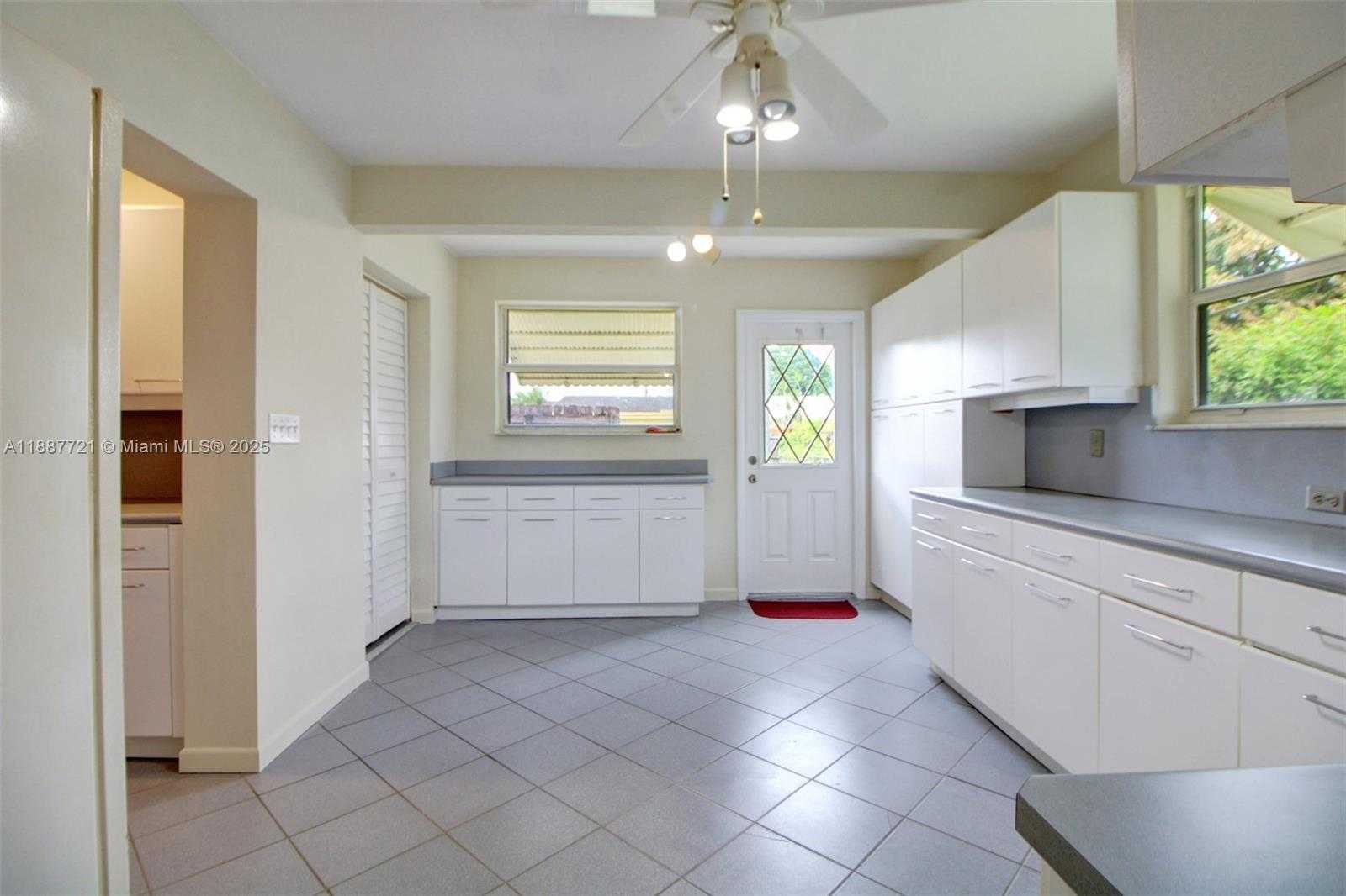 Small Image of 19550 BELVIEW DR, Cutler Bay Number 8