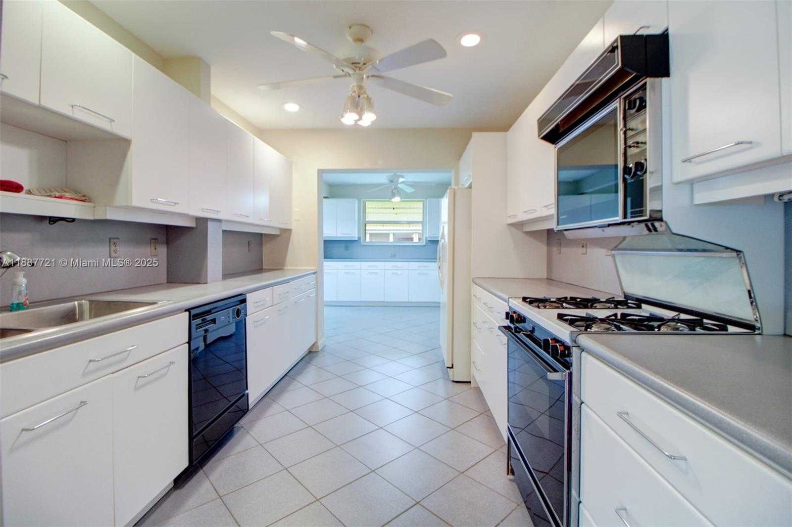 Small Image of 19550 BELVIEW DR, Cutler Bay Number 9