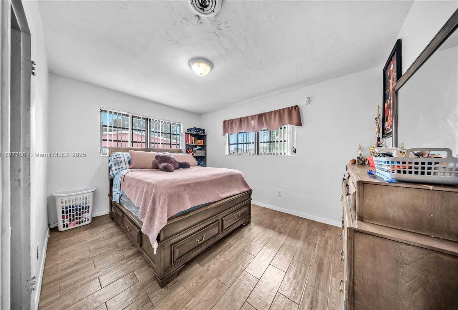 Small Image of 3825 NORTH WEST 193RD TER, Miami Gardens Number 7