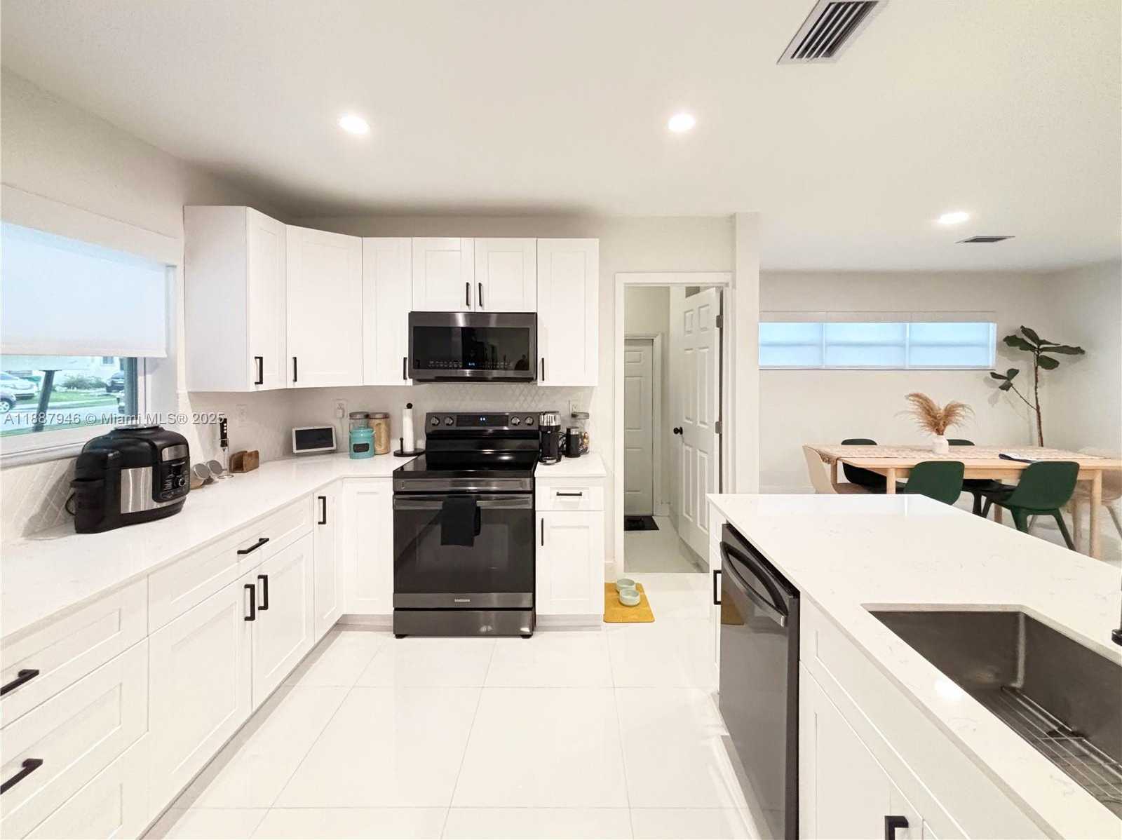 Small Image of 9420 DOMINICAN DR, Cutler Bay Number 4