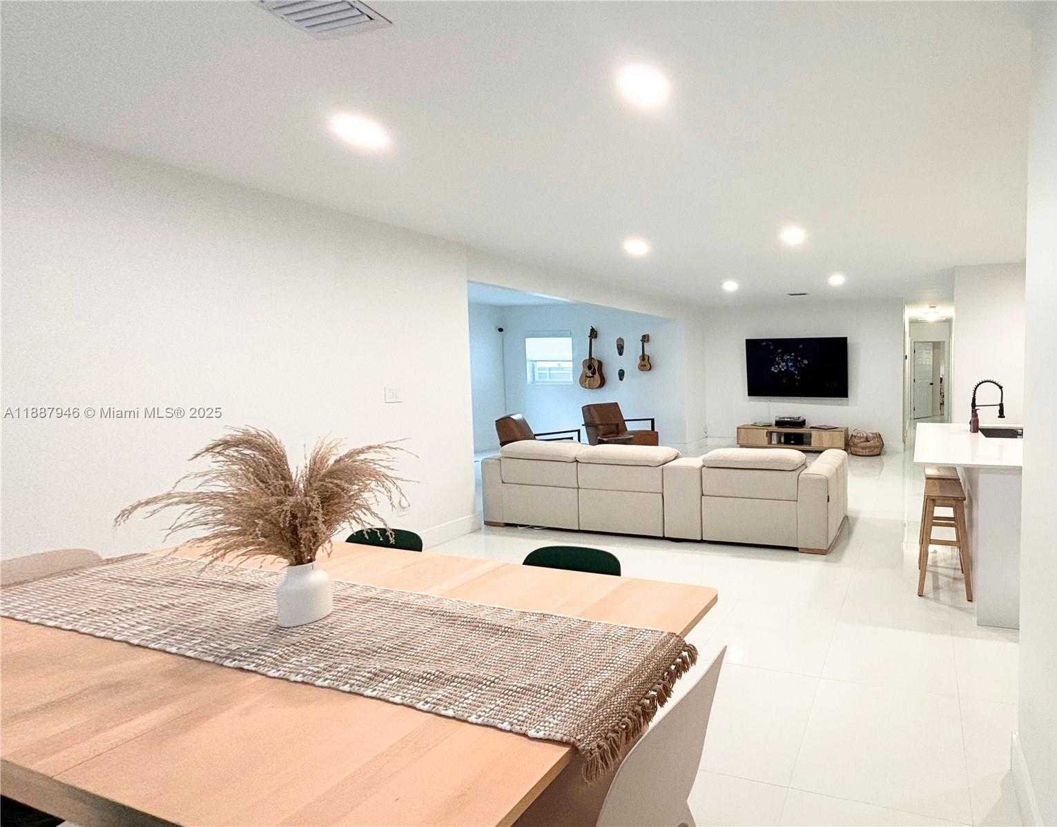 Small Image of 9420 DOMINICAN DR, Cutler Bay Number 6