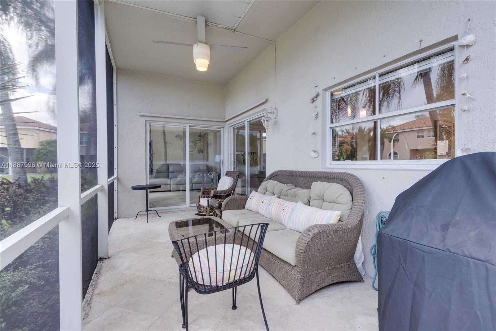 Small Image of 1526 EAST LAKE CT, Hollywood Number 2