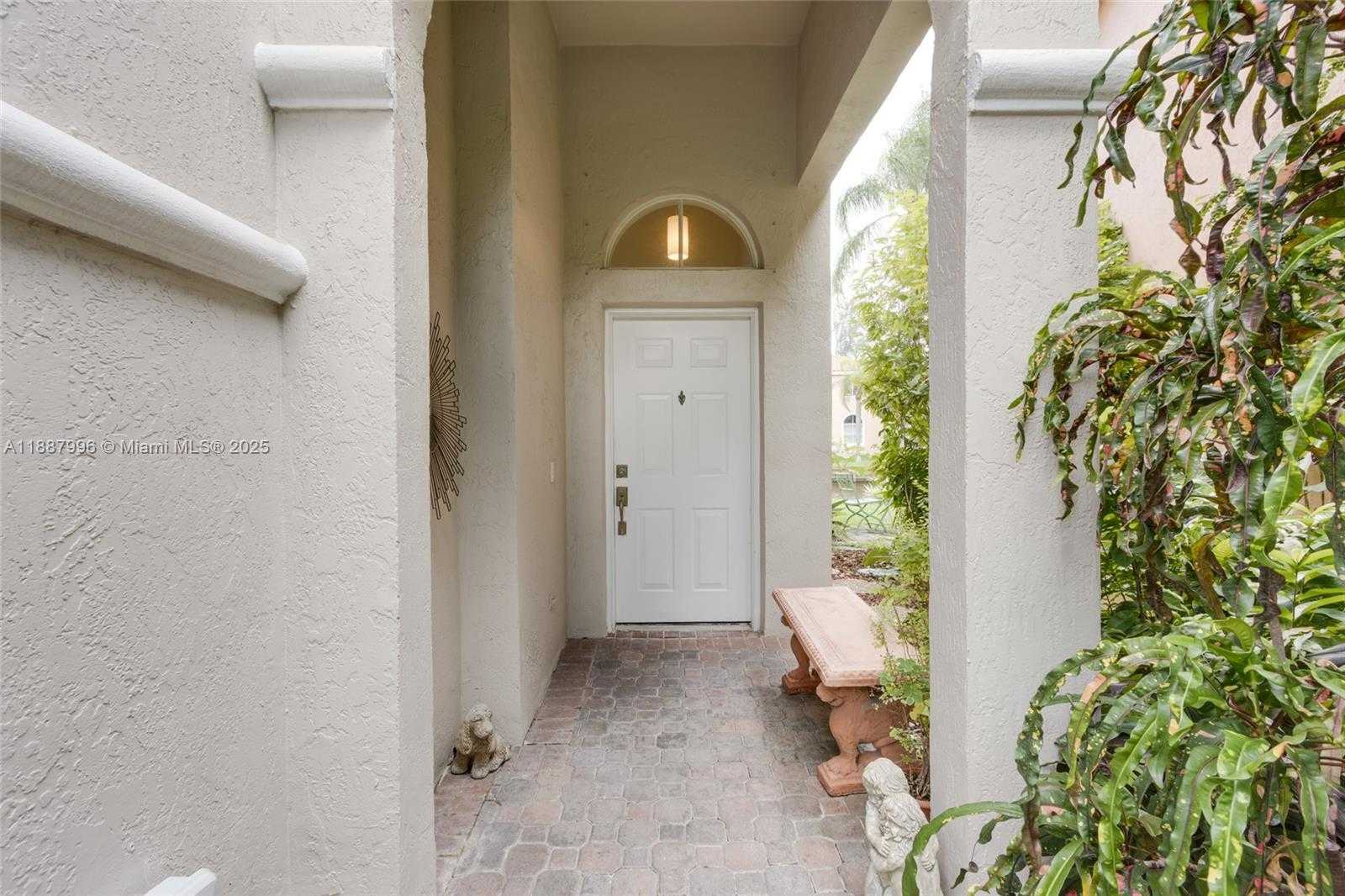 Small Image of 1526 EAST LAKE CT, Hollywood Number 3