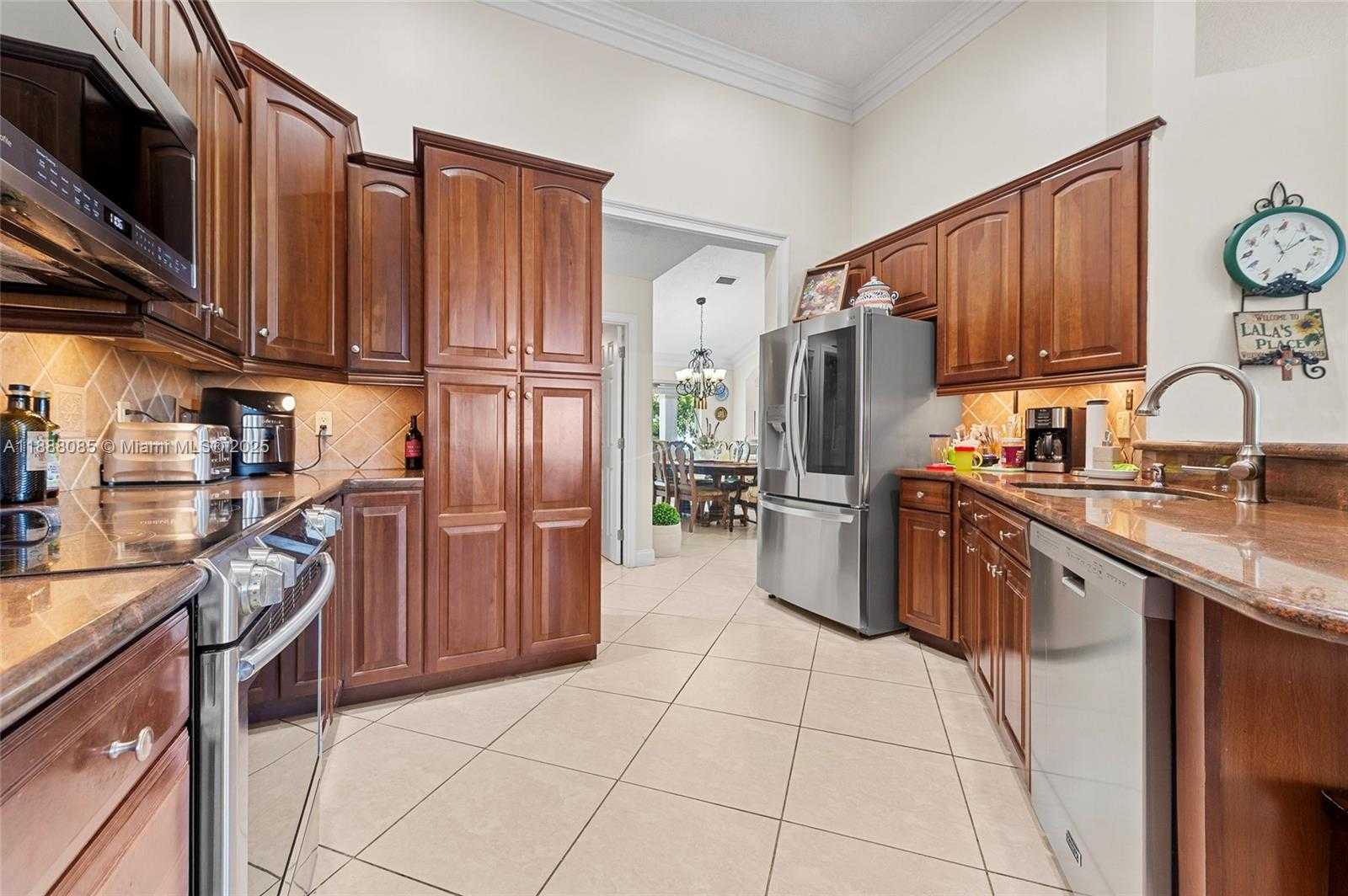 Small Image of 805 LAKE BLVD, Weston Number 5