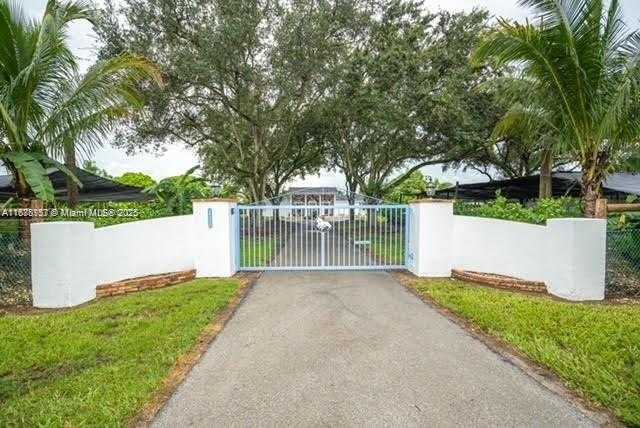 Small Image of 19390 SOUTH WEST 232ND ST, Miami Number 2
