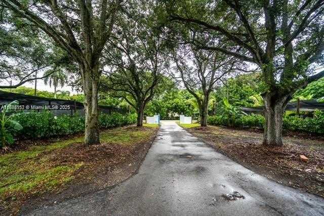 Small Image of 19390 SOUTH WEST 232ND ST, Miami Number 6