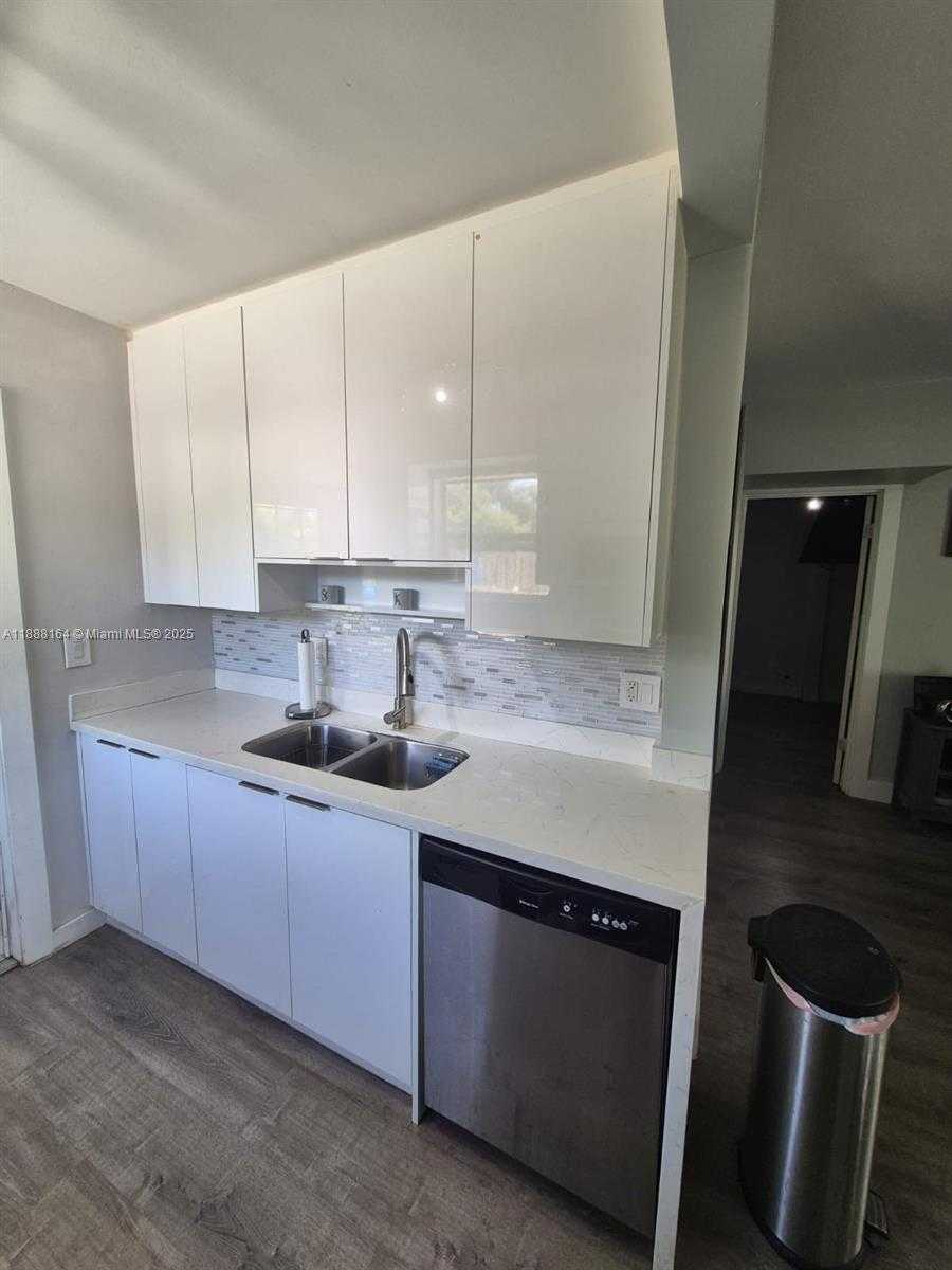 Small Image of 5240 NORTH EAST 16TH TER, Pompano Beach Number 9