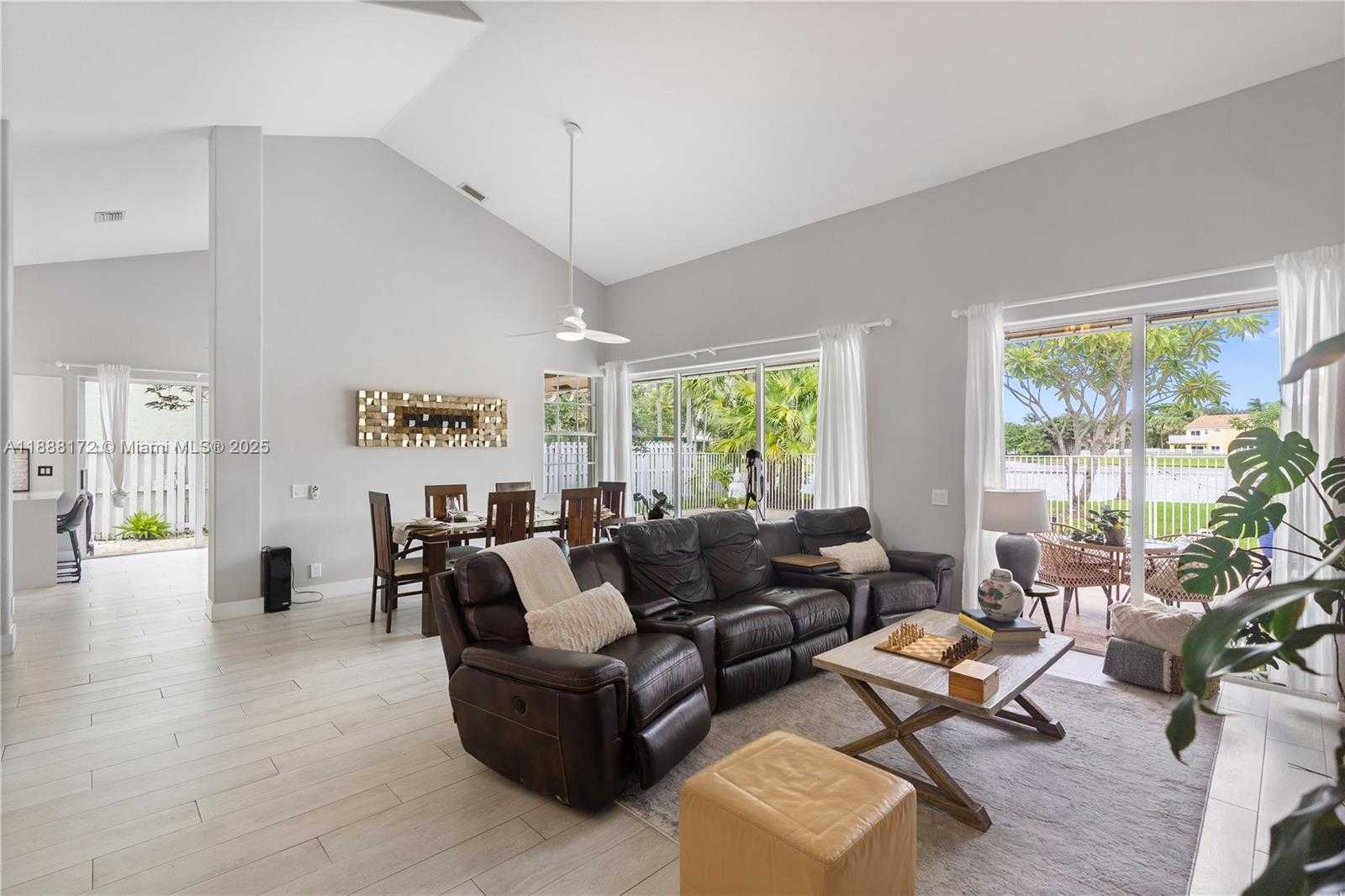 Small Image of 1171 LAGUNA SPRINGS DR, Weston Number 11