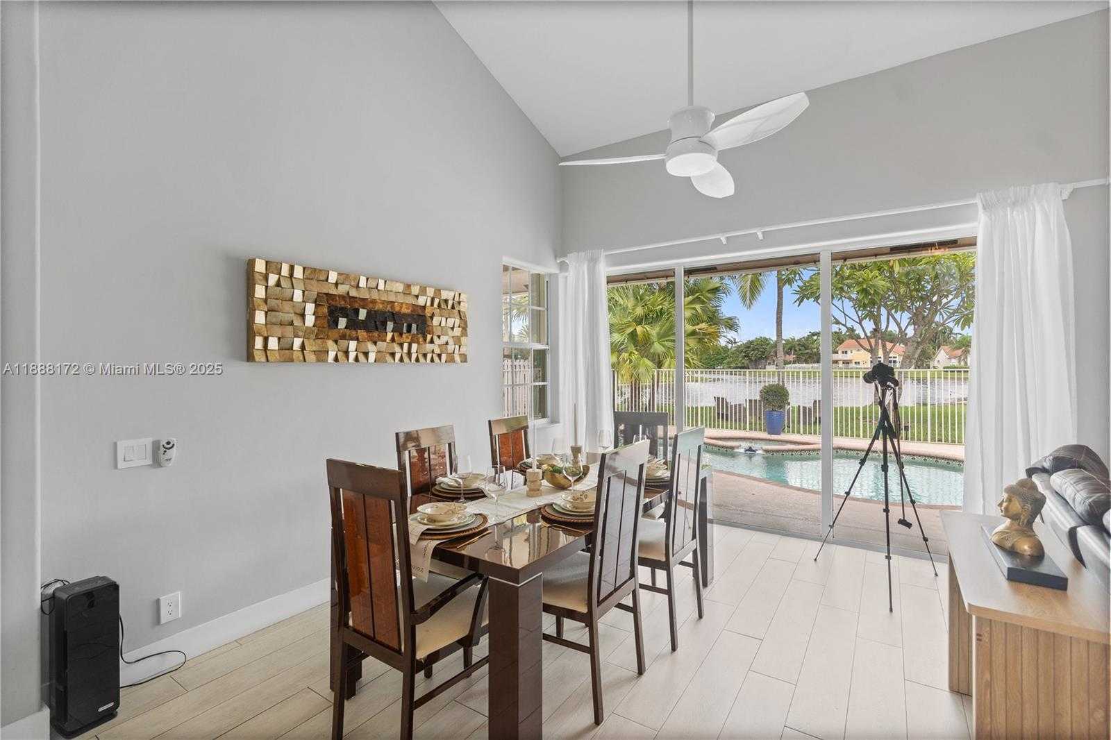 Small Image of 1171 LAGUNA SPRINGS DR, Weston Number 13