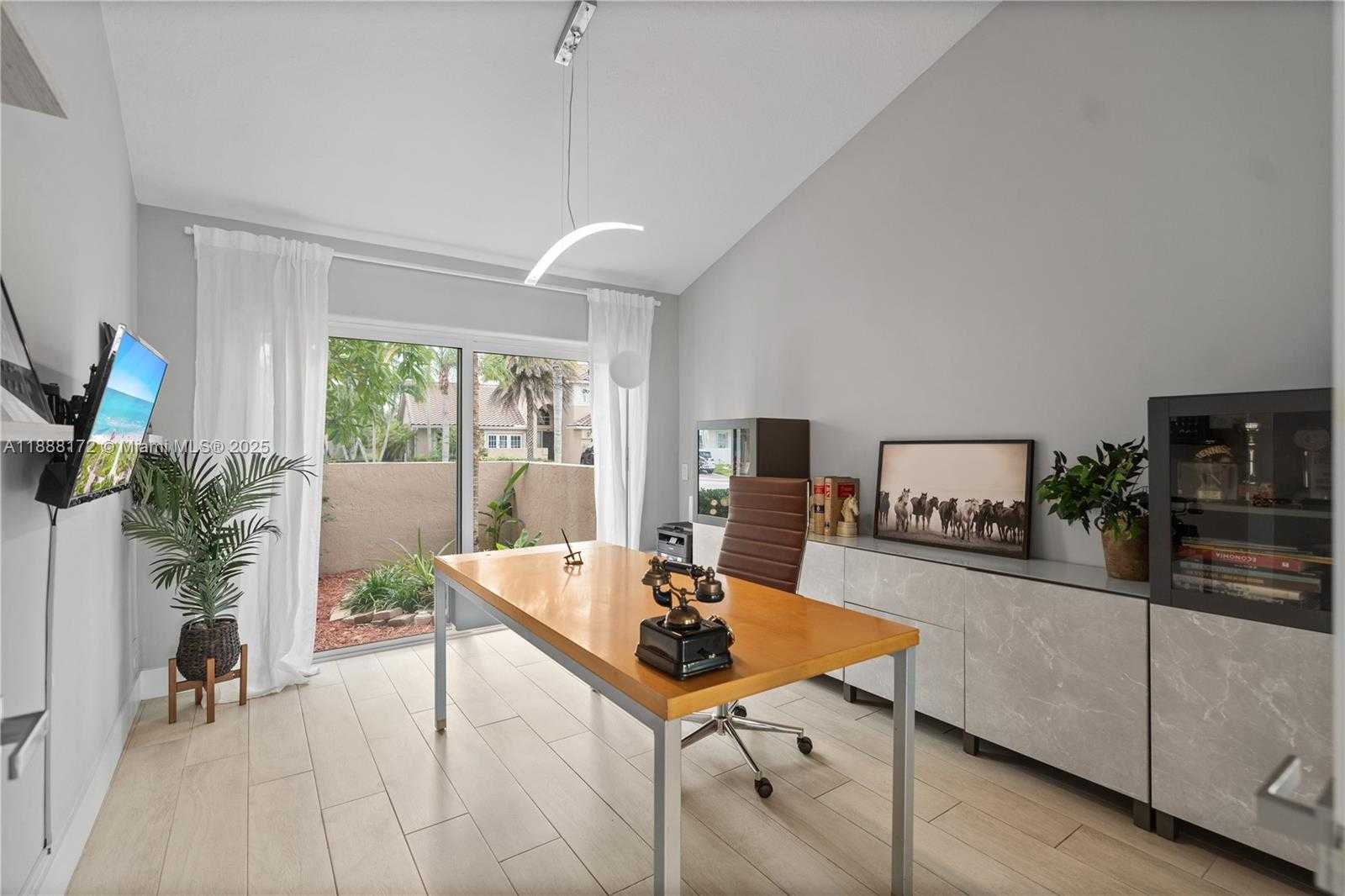 Small Image of 1171 LAGUNA SPRINGS DR, Weston Number 17