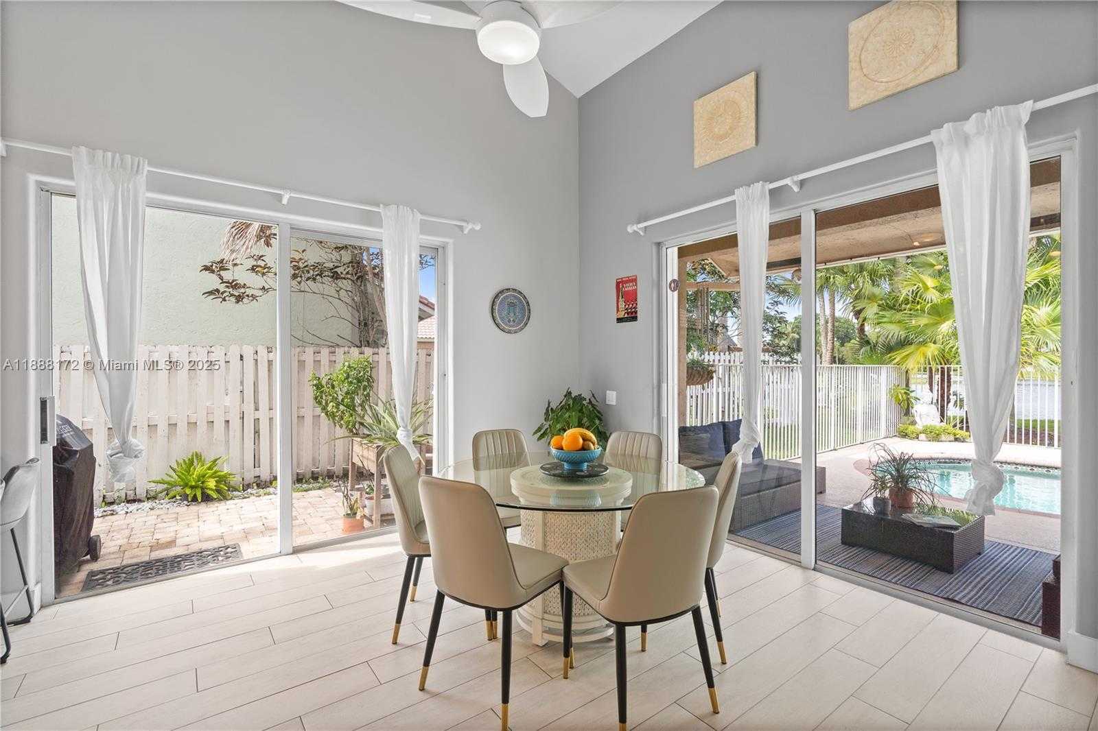 Small Image of 1171 LAGUNA SPRINGS DR, Weston Number 19